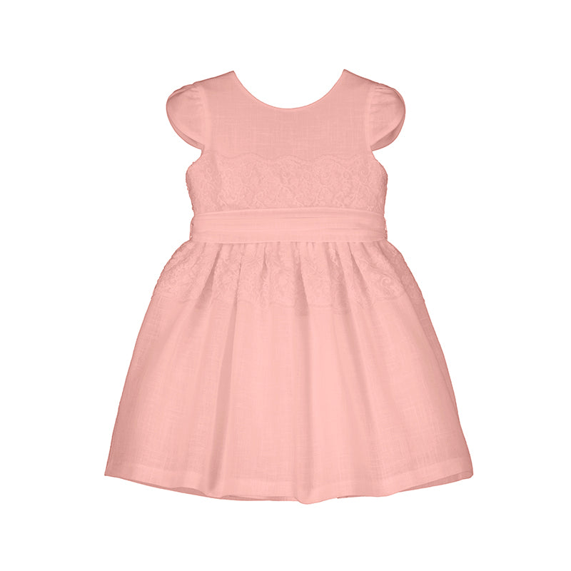 Vestido tono rosado, detalle encaje con fajín