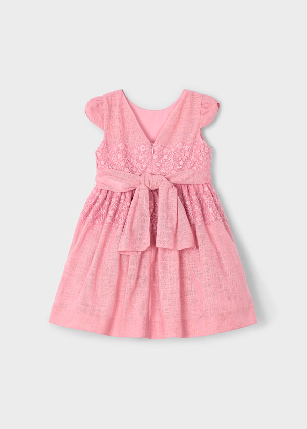 Vestido tono rosado, detalle encaje con fajín