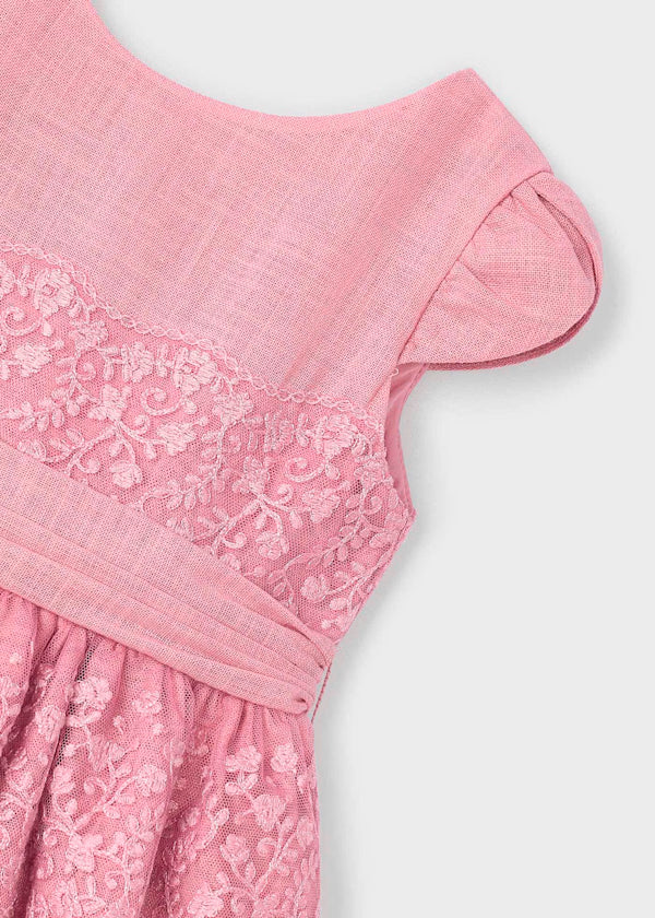 Vestido tono rosado, detalle encaje con fajín