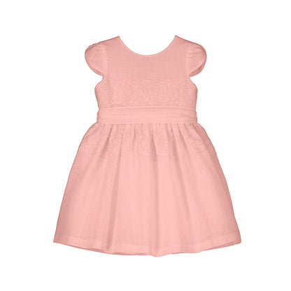 Vestido tono rosado, detalle encaje con fajín