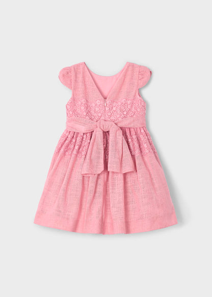 Vestido tono rosado, detalle encaje con fajín
